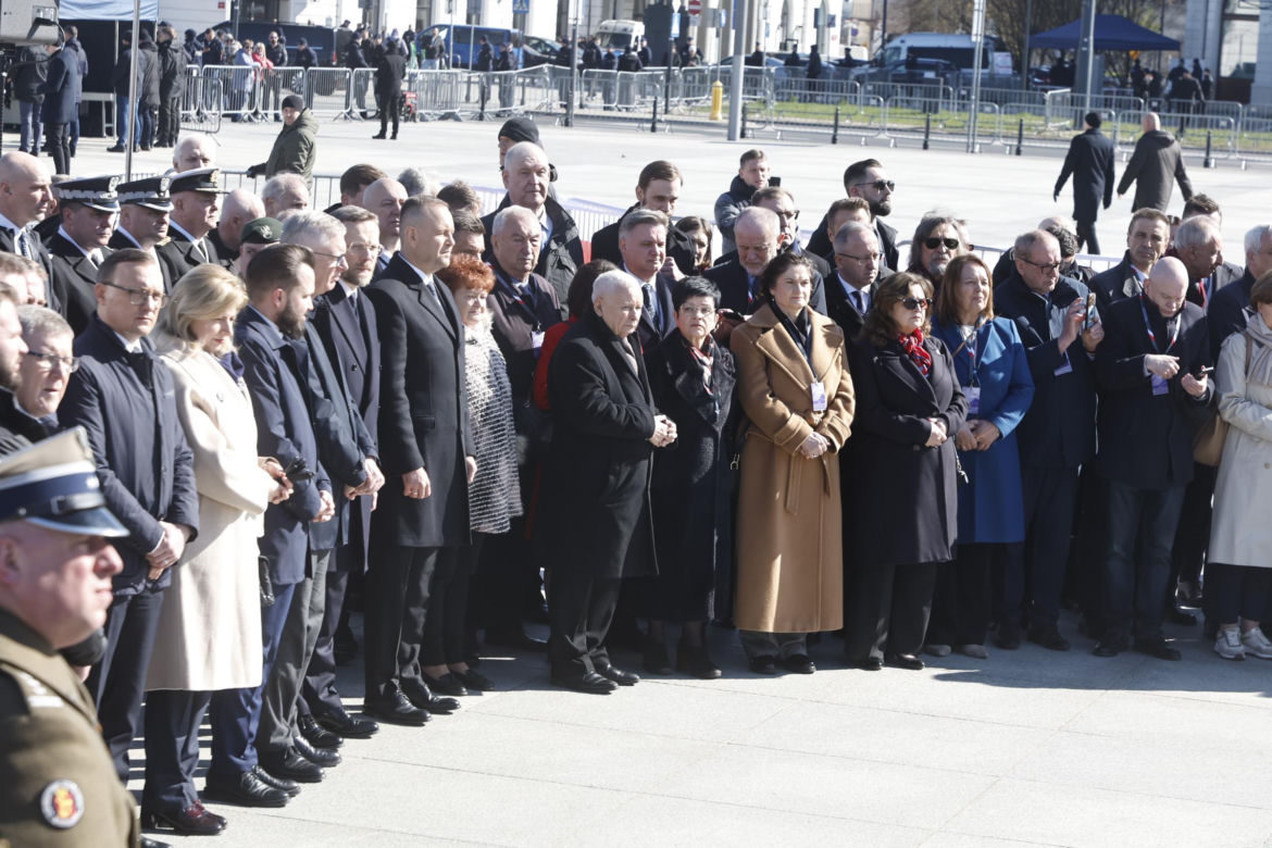 Rocznica katastrofy smoleńskiej. Prezydent Nawrocki uczcił pamięć zmarłych