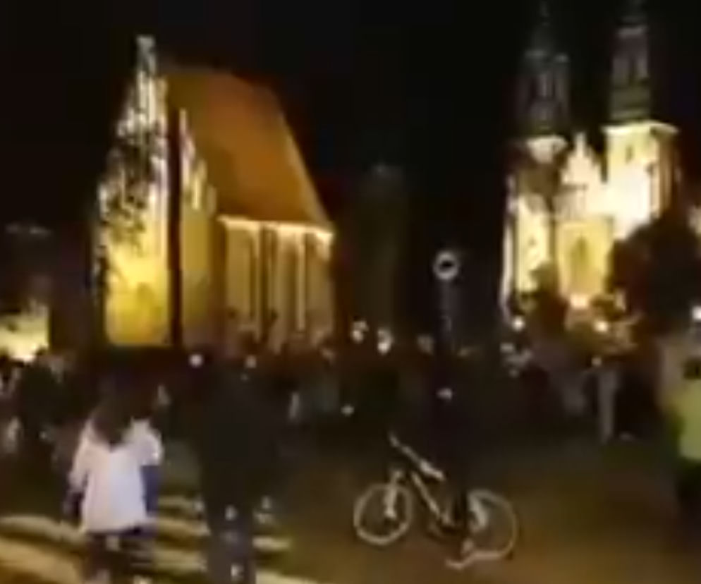 Strajk Kobiet. Starcie pod katedrą w Poznaniu. Ręce precz od kościoła [WIDEO]