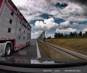 Kierowca ciężarówki wyprzedzał „na trzeciego” i zepchnął auto na pobocze! Mrożące krew w żyłach nagranie