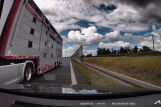 Kierowca ciężarówki wyprzedzał „na trzeciego” i zepchnął auto na pobocze! Mrożące krew w żyłach nagranie