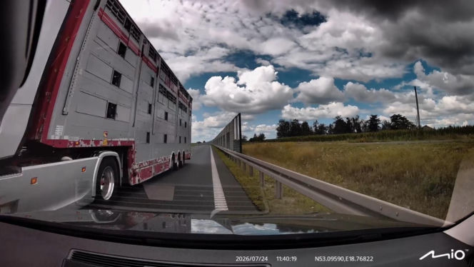 Kierowca ciężarówki wyprzedzał „na trzeciego” i zepchnął auto na pobocze! Mrożące krew w żyłach nagranie