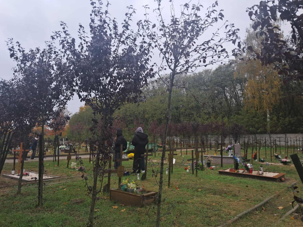 Rekordowa akcja "Światełko Pamięci". Uczniowie z Łodzi porządkowali opuszczone groby