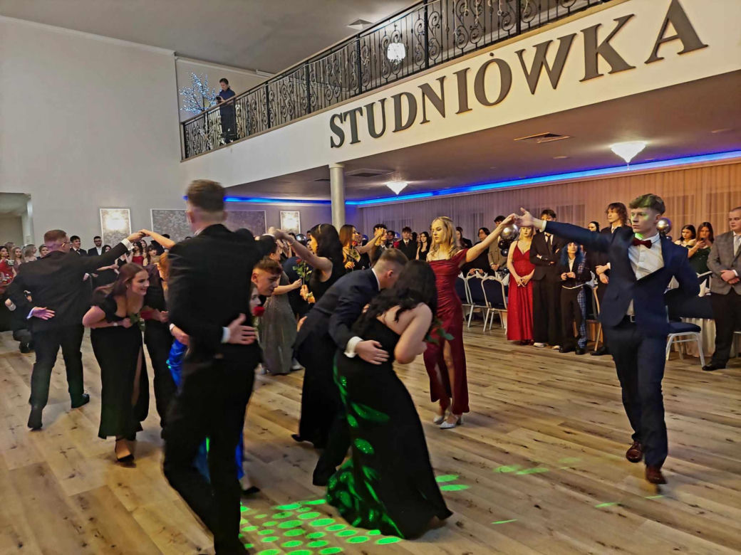 Dwa polonezy na studniówce bydgoskiej Handlówki. W jednym pomogli nauczyciele