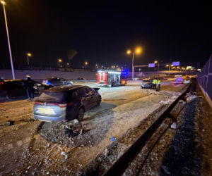 Cztery auta rozbite, sprawca zwiał. W akcji psy tropiące