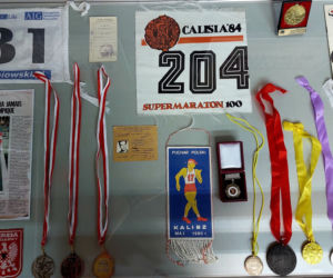 Sportowe pamiątki kaliszan na wystawie w bibliotece