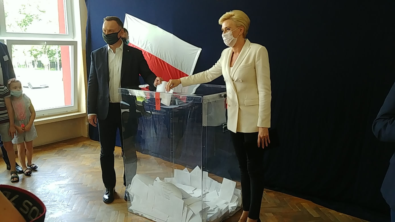 Andrzej Duda zagłosował w jednym z lokali w Krakowie wraz z Pierwszą Damą