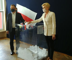 Andrzej Duda zagłosował w jednym z lokali w Krakowie wraz z Pierwszą Damą