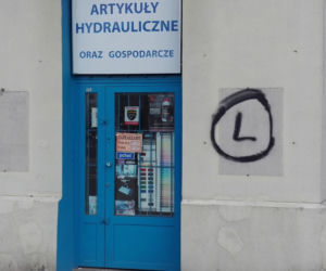 Coraz więcej symboli, napisów i obraźliwych haseł na praskich budynkach