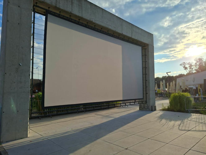 To jedyne takie kino plenerowe w Świętokrzyskiem. W Porcie Lubianka na leżakach i na kajakach