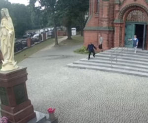 Złamał księdzu szczękę