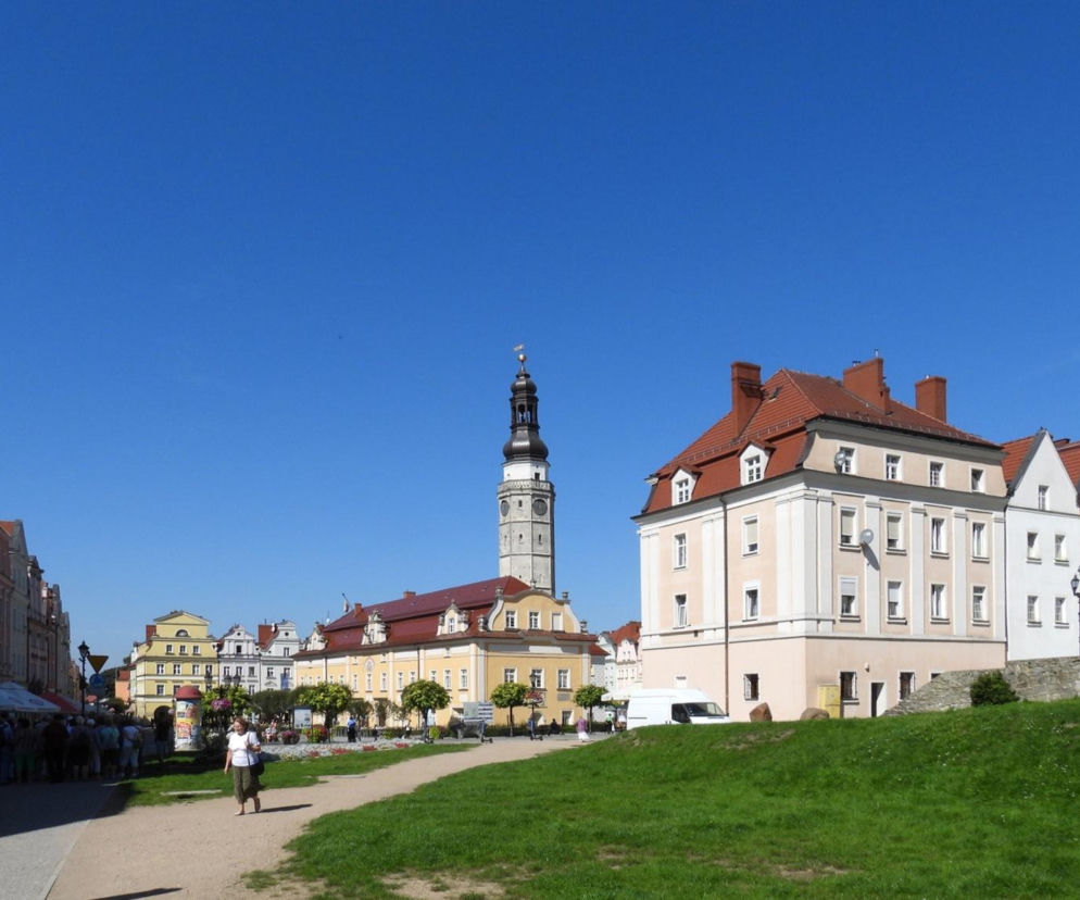 To jedno z najstarszych miast w województwie łódzkim. Zachwyca nietuzinkowym rynkiem