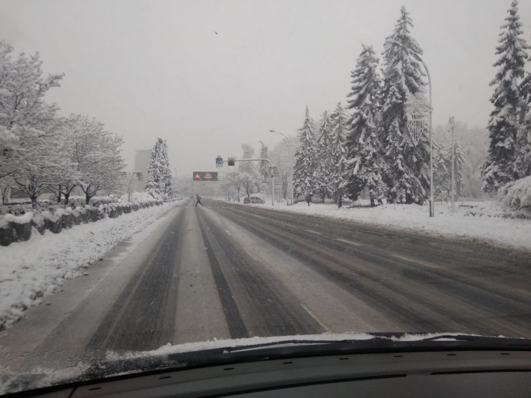 FATALNE warunki na drogach Rzeszowa. Śnieżny ARMAGEDON! [ZDJĘCIA]