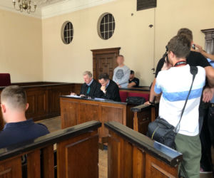 Przed sądem toczy się proces, w którym młody mężczyzna oskarżony jest o ugodzenie nożem swojej byłej dziewczyny, czego miał dopuścić się w sierpniu 2016.