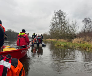 Elektryczny mercedes wydobyty z Narwi