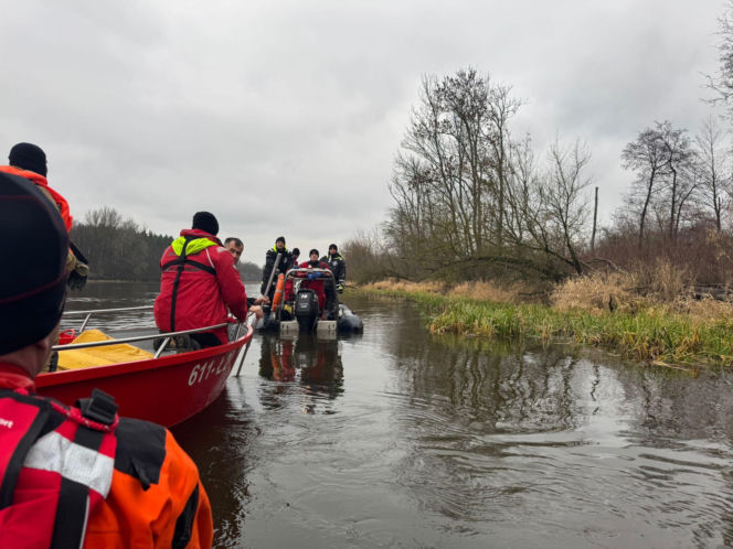 Elektryczny mercedes wydobyty z Narwi