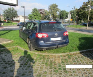 Nie chce im się czy nie potrafią? Tak parkują w Płocku bezmyślni kierowcy [ZDJĘCIA]