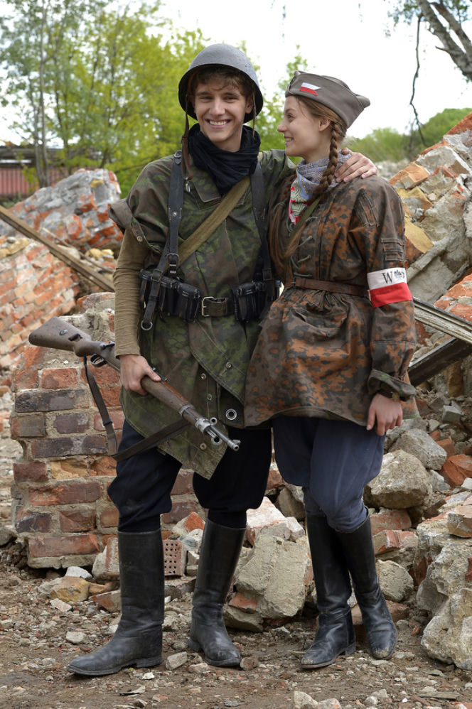 Czas honoru 7 sezon. Zosia (Kasia Sawczuk), Apacz (Maciej Musiał)