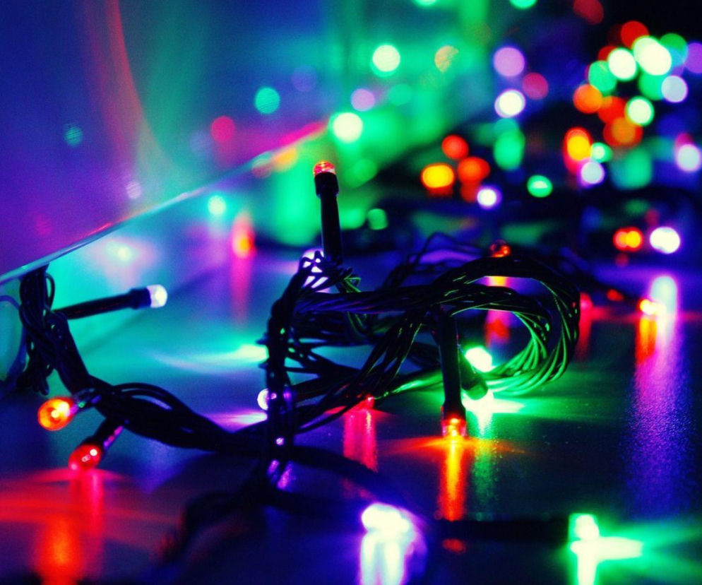 Zepsute lampki choinkowe? „Nie wyrzucaj do śmieci!” Grozi ci 5000 zł kary