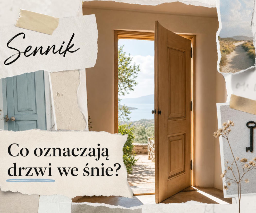 Otwarte drewniane drzwi z widokiem na morze. Obok miniatury klucza i ścieżki. O senniku drzwi przeczytasz na SE.