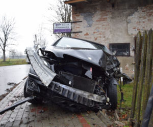 Siemkowice: Mercedes „nie wyrobił” na zakręcie i z impetem uderzył w ciężarówkę 