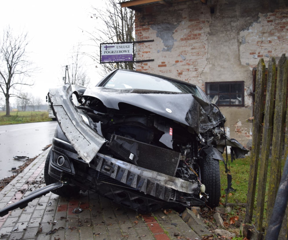 Siemkowice: Mercedes „nie wyrobił” na zakręcie i z impetem uderzył w ciężarówkę 