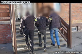 Jelenia Góra: Bohater afery z hulajnogą w autobusie napadł z bronią na stację benzynową i sklep?