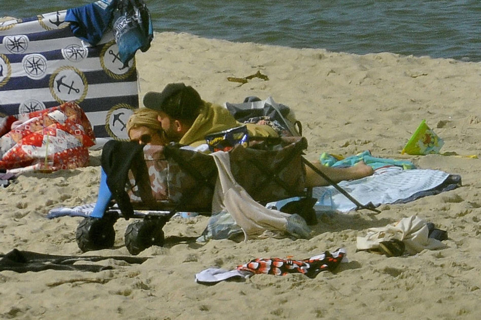 Borys Szyc z rodziną na plaży