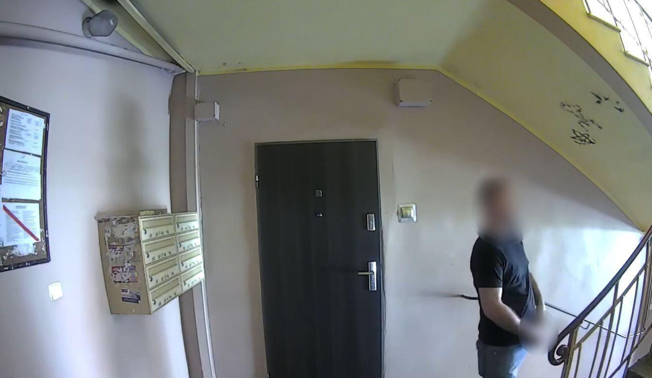 Mieszkańcy Rudy Śląskiej w Szoku. Mężczyzna zabawiał się na klatce schodowej. Wszystko nagrano