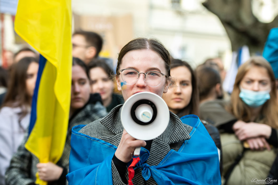  Kraków solidarny z Ukrainą. Setki osób przyszło na manifestację [ZDJĘCIA]