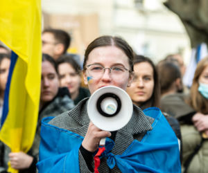  Kraków solidarny z Ukrainą. Setki osób przyszło na manifestację [ZDJĘCIA]