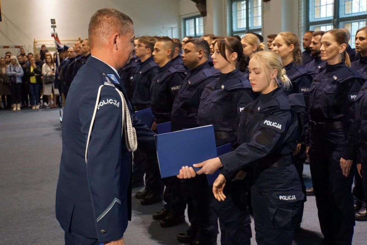 Nowi policjanci wypowiedzieli słowa przysięgi. Na Warmii i Mazurach rekrutacja wciąż trwa [ZDJĘCIA]