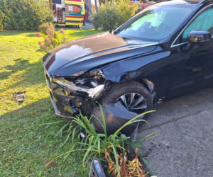Auto uderzyło w budynek mieszkalny. Dwie kobiety trafiły do szpitala
