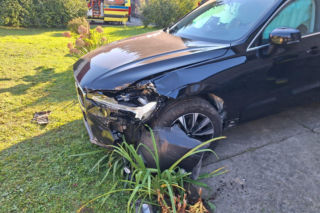 Auto uderzyło w budynek mieszkalny. Dwie kobiety trafiły do szpitala