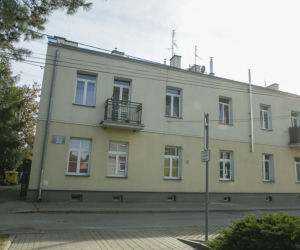 Sprząta w pracy, śmieci w domu