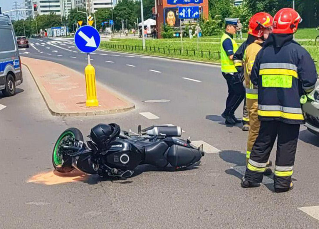 Zderzenie motocykla z samochodem osobowym. Kierowca jednośladu trafił do szpitala
