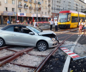 Pijak wpadł autem na tory
