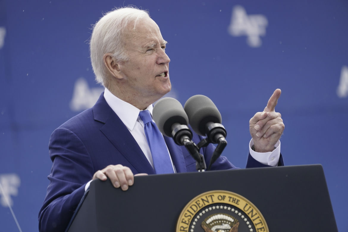 Joe Biden ciągle się przewraca! Takie były jego słynne upadki. Co się dzieje?