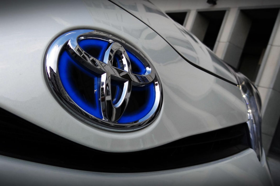 Toyota Yaris Hybrid 100
