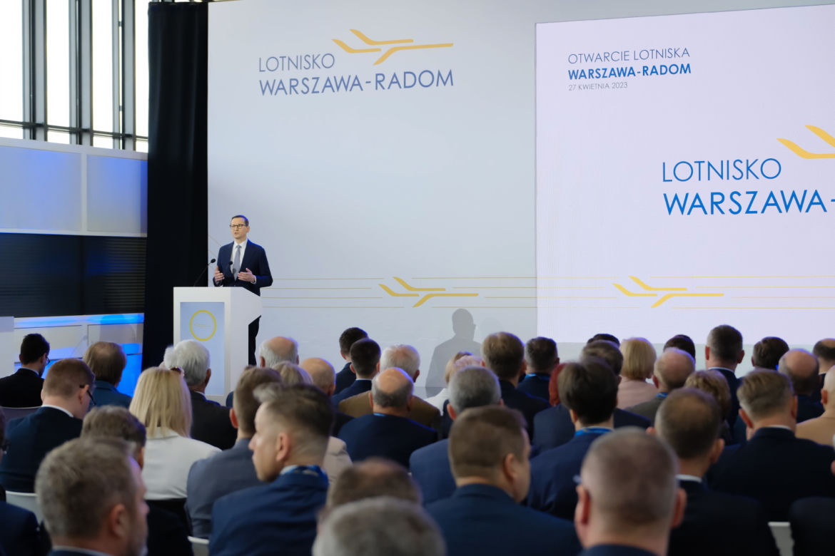 Uroczyste otwarcie lotniska w Radomiu z udziałem premiera