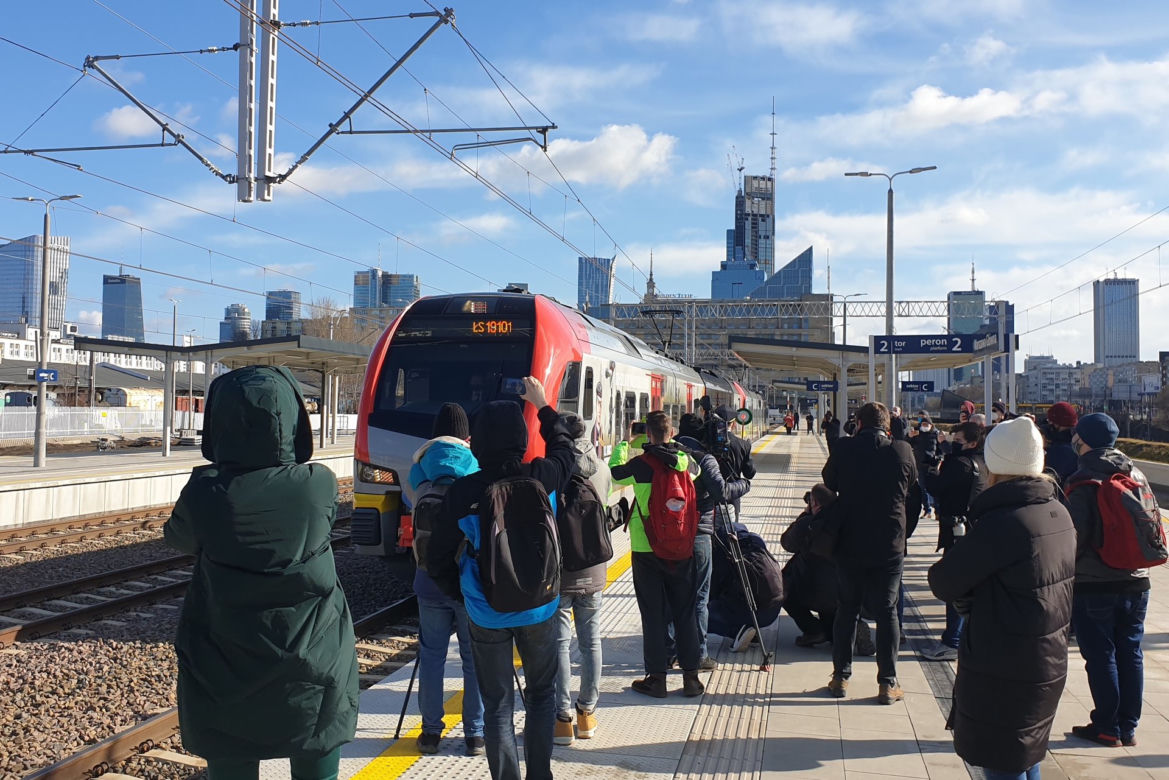 Po 24 latach PKP znowu jeździ Warszawą Główną