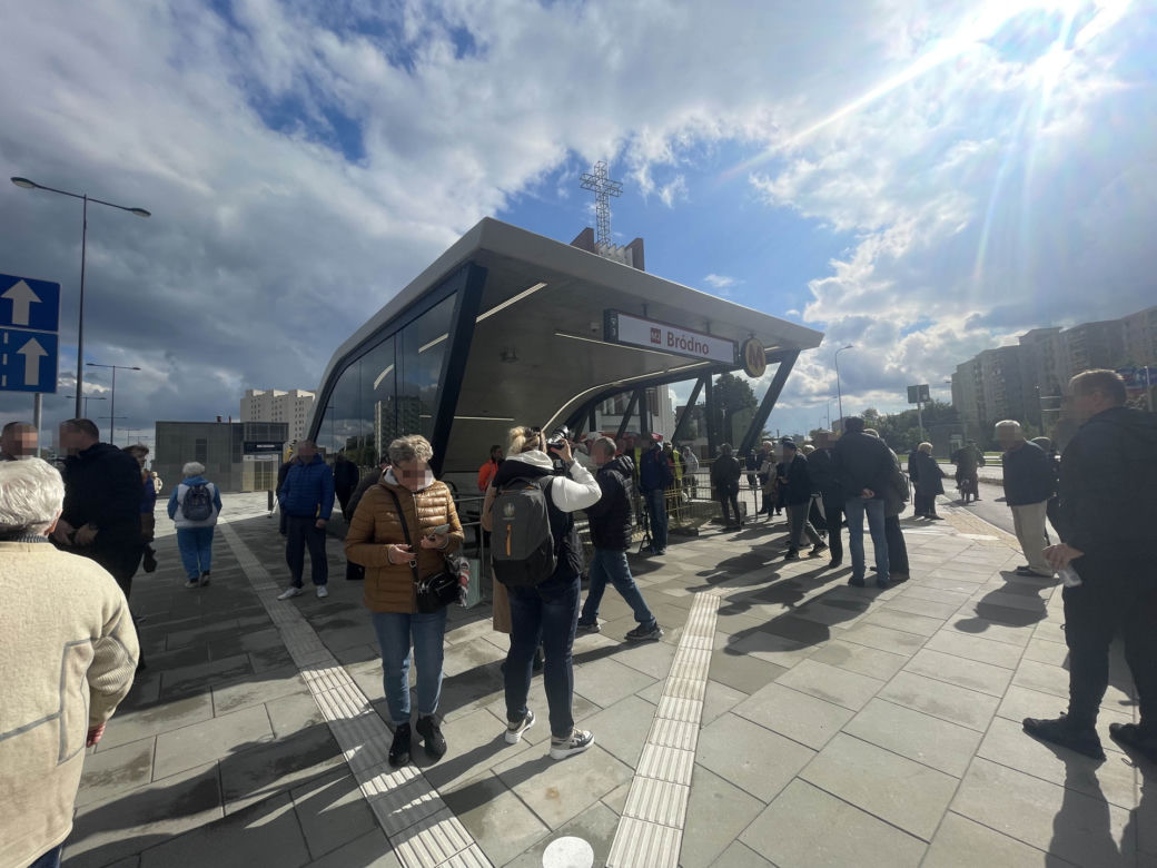 Metro na Bródnie wkrótce otwarte! Wielkie emocje, mieszkańcy tłoczą się przy wejściu