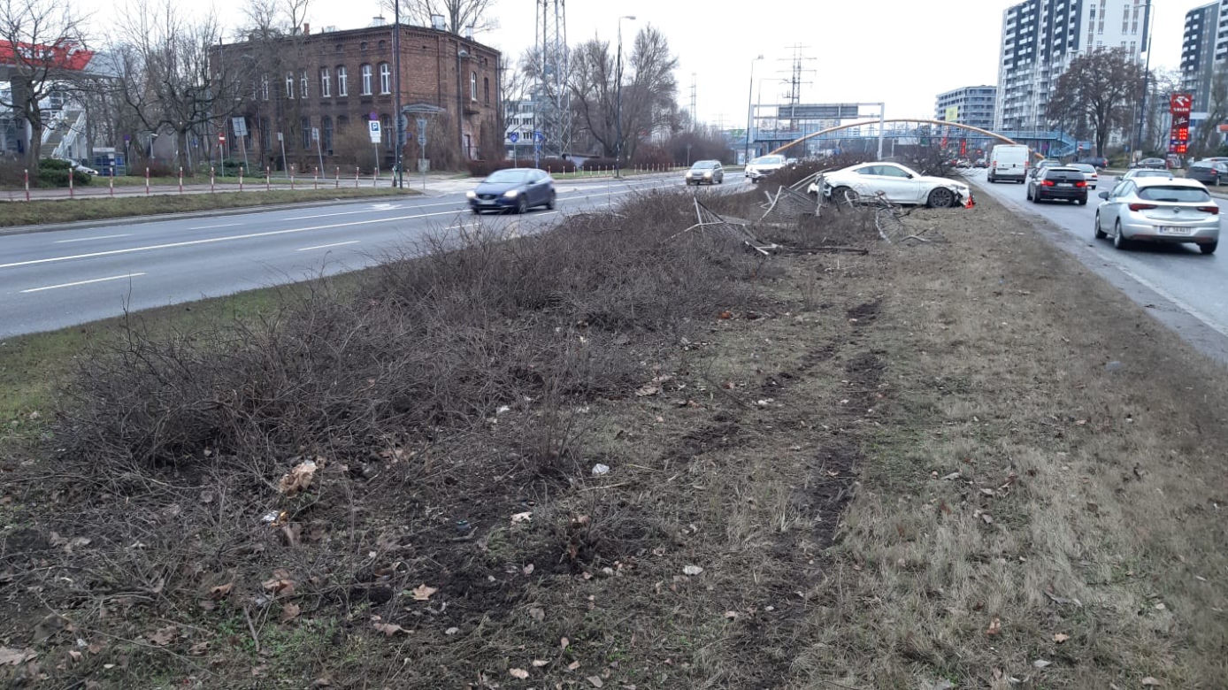 Rozbił sportowe auto i dał nogę. Policja szuka właściciela drogiego auta
