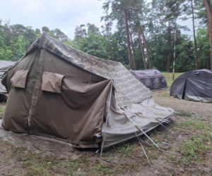 Drzewa na drogach i budynkach. Zniszczone namioty harcerzy. Walka z żywiołem  na Warmii i Mazurach