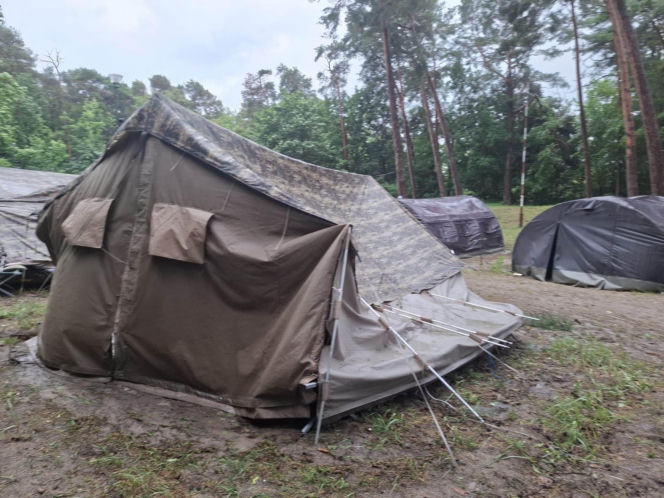 Drzewa na drogach i budynkach. Zniszczone namioty harcerzy. Walka z żywiołem  na Warmii i Mazurach