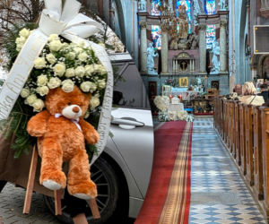 Miecio zginął pod kołami karetki. Ogromny, pluszowy miś i białe balony. Przejmujące sceny na pogrzebie 3-latka