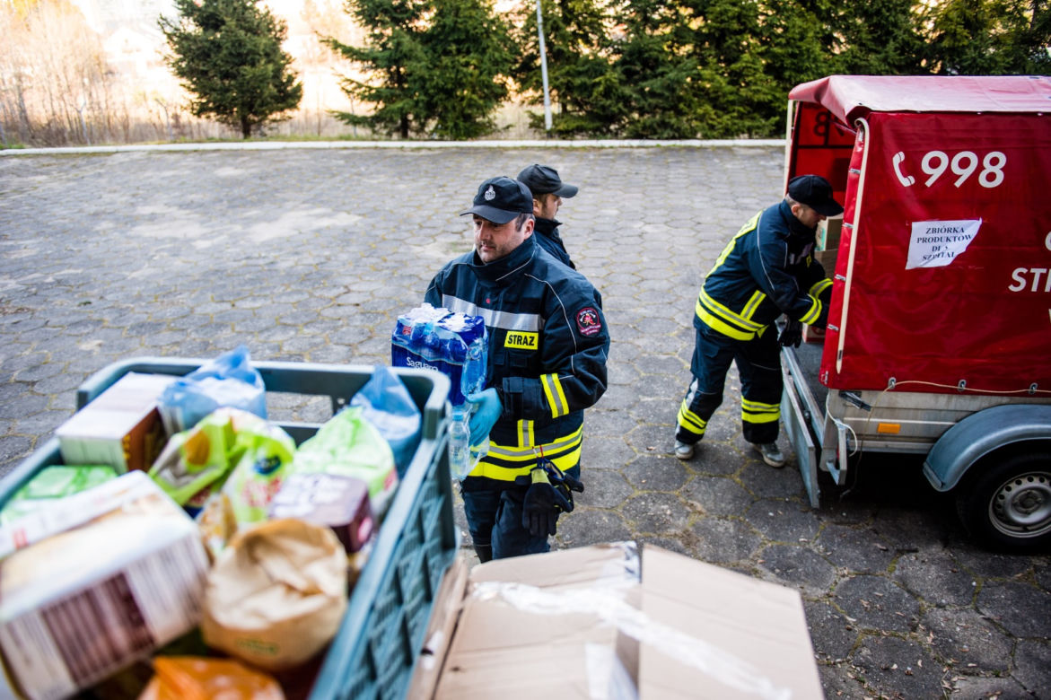 Strażacy w OSP Banino dostarczają sprzęt do szpitali w Gdańsku