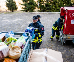 Strażacy w OSP Banino dostarczają sprzęt do szpitali w Gdańsku
