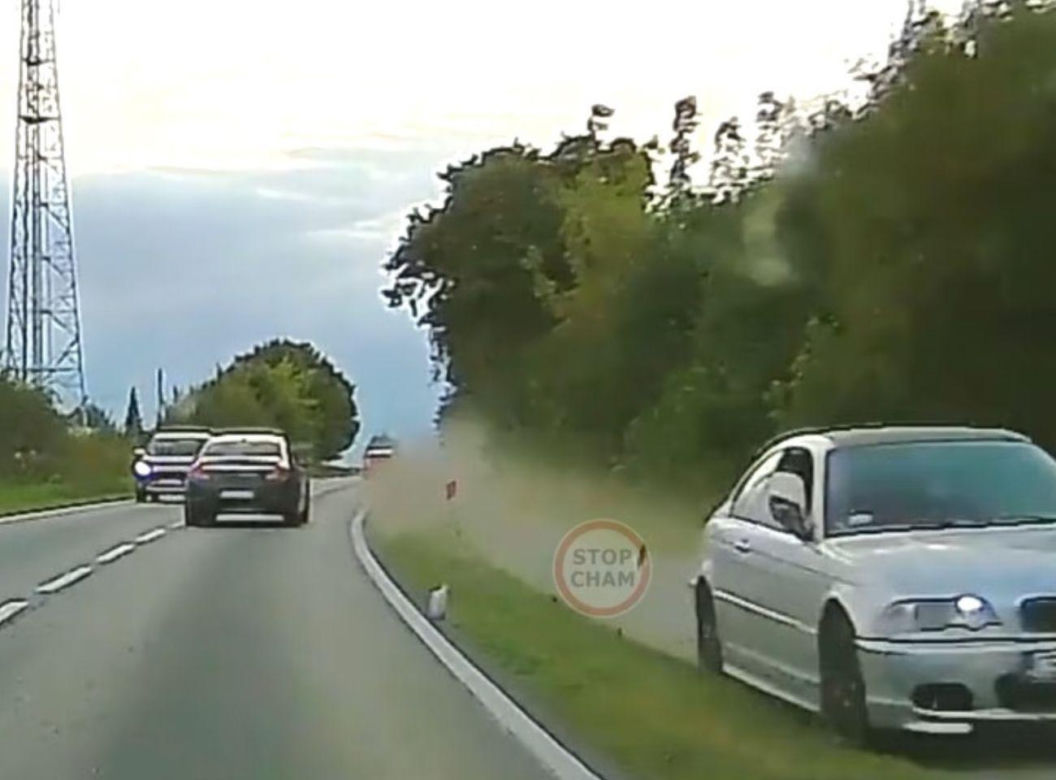 Kierowca bmw pędził ścieżką rowerową pod Bydgoszczą. Policjanci mówią, że uciekał