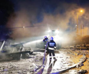 Stróże. To nie były ćwiczenia! Strażacy po kolana w pianie gaśniczej
