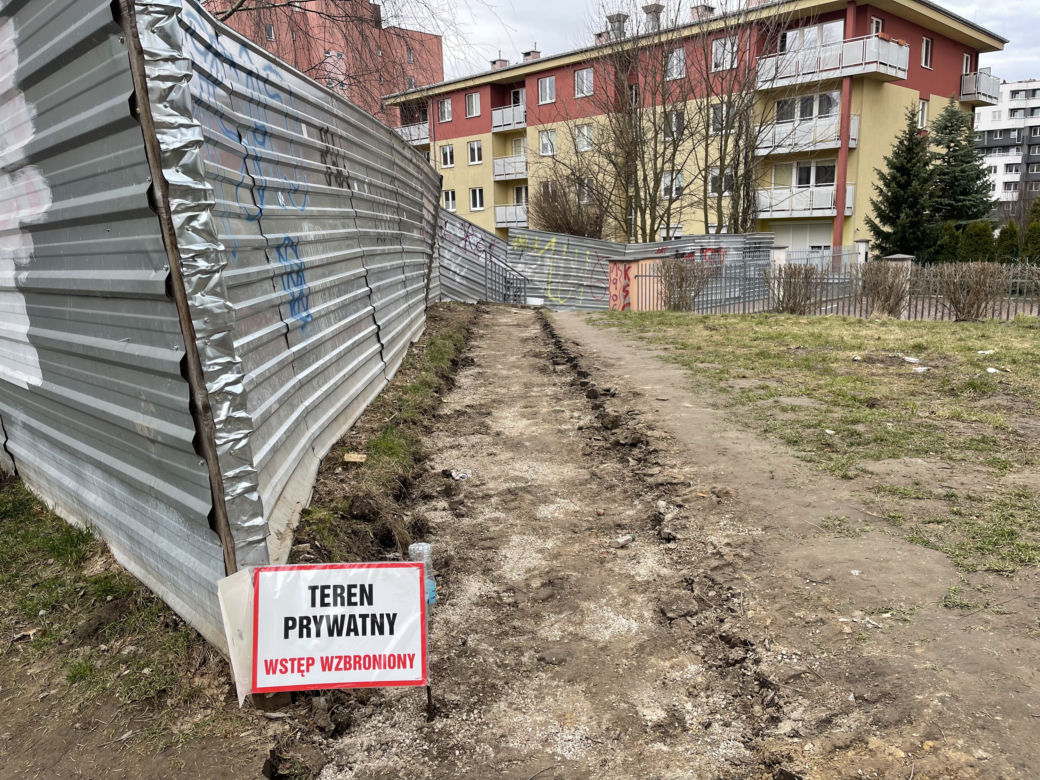 Mieszkańcy nie mogą już korzystać z popularnego skrótu. To teren prywatny dewelopera. „Niech nas pozamykają na osiedlu”